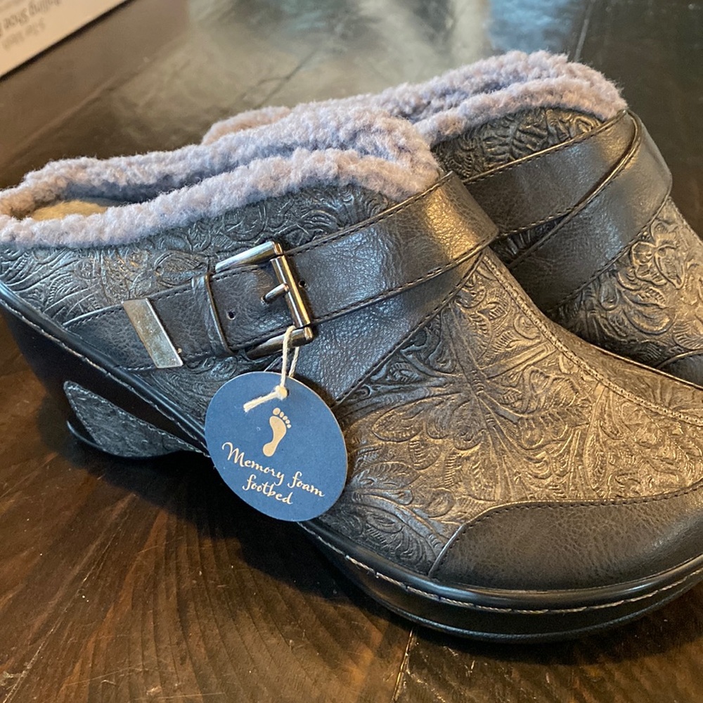 NWT 🦶🏼JBU memory foam clogs 🌸💕